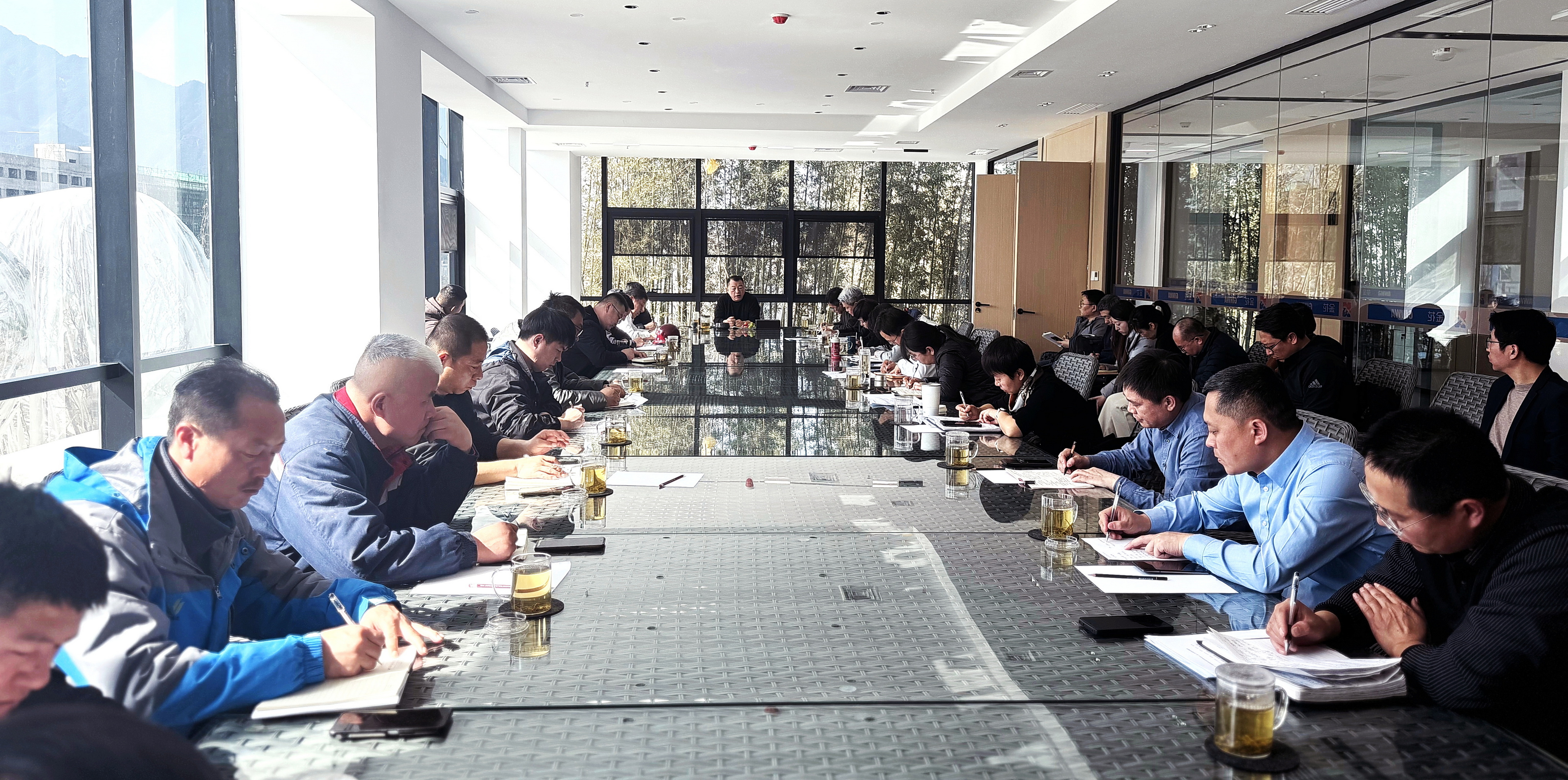天策論壇股份董事長(zhǎng)邢雅江攜經(jīng)營(yíng)管理團(tuán)隊(duì)一行對(duì)草堂項(xiàng)目施工現(xiàn)場(chǎng)進(jìn)行全面巡查